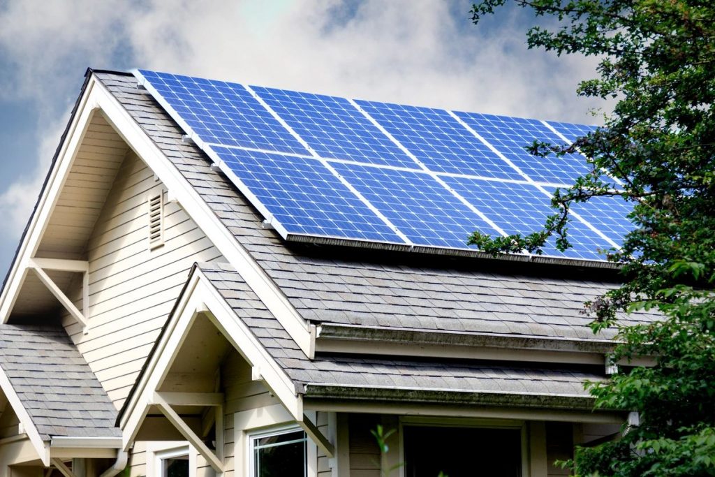 Paskelbtas kvietimas nedidelių, iki 10 kW galios saulės elektrinių įsigijimui iš elektrinių parkų