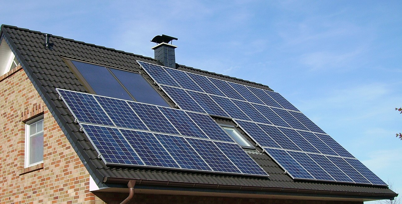 Papildomai skirtas beveik 1 mln. eurų mažas pajamas gaunantiems gyventojams saulės elektrinių ir šilumos siurblių įrengimui