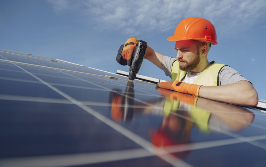 AIE bendrijos, įmonės ir ūkininkai kviečiami teikti paraiškas saulės elektrinėms įsirengti